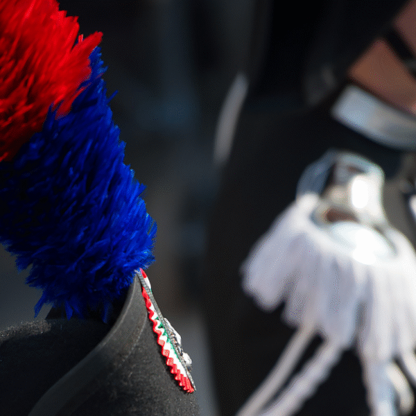 Uniformi e trasformazioni: come cambia la divisa nei momenti di crisi